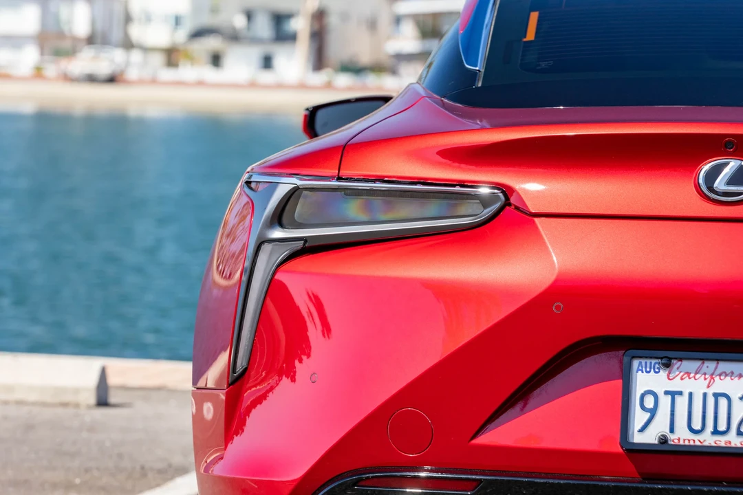 2018 Lexus LC - Image 28 of 31