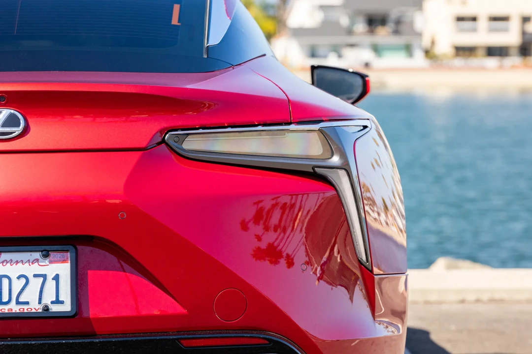 2018 Lexus LC - Image 26 of 31