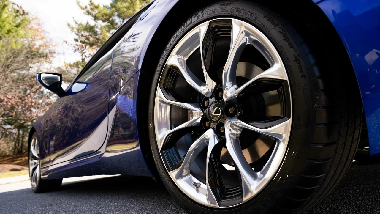 2018 Lexus LC - Image 18 of 31