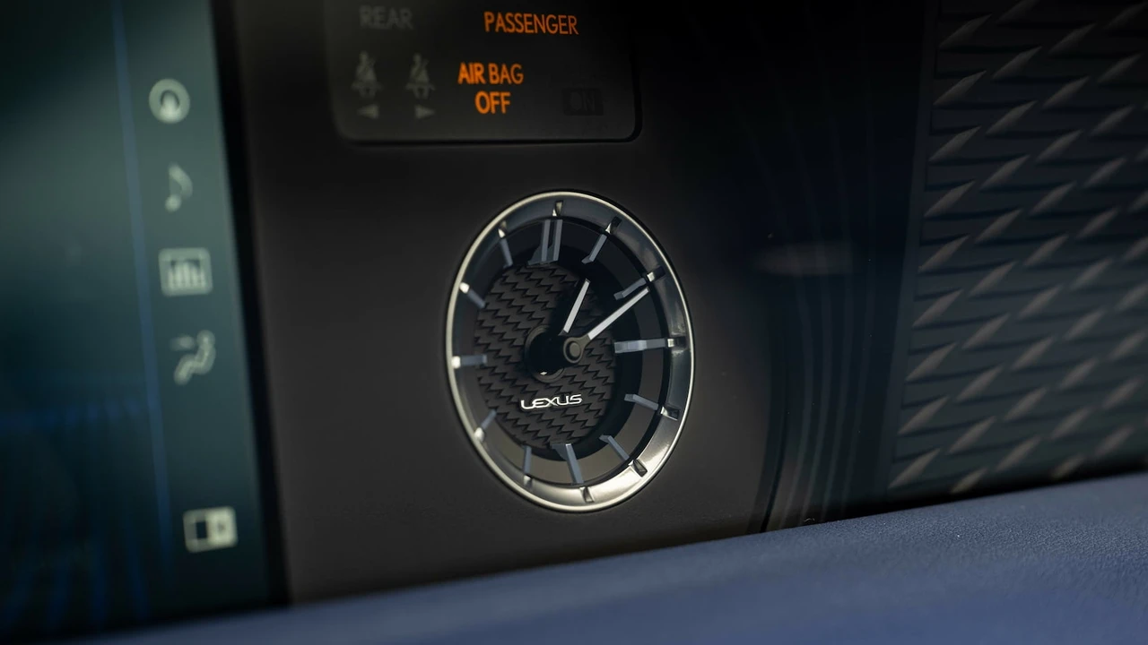 2018 Lexus LC - Image 26 of 31