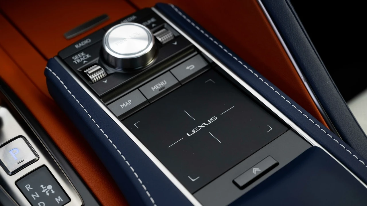 2018 Lexus LC - Image 27 of 31