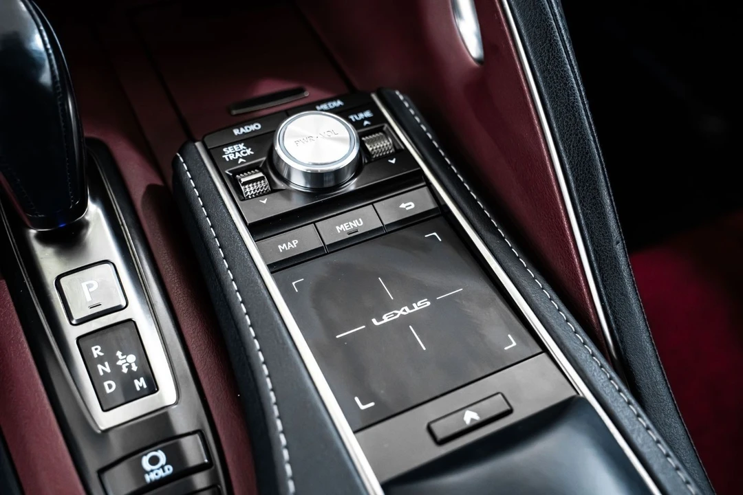 2018 Lexus LC - Image 28 of 31