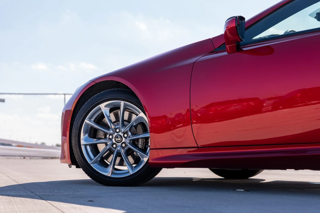 2018 Lexus LC - Image 26 of 31