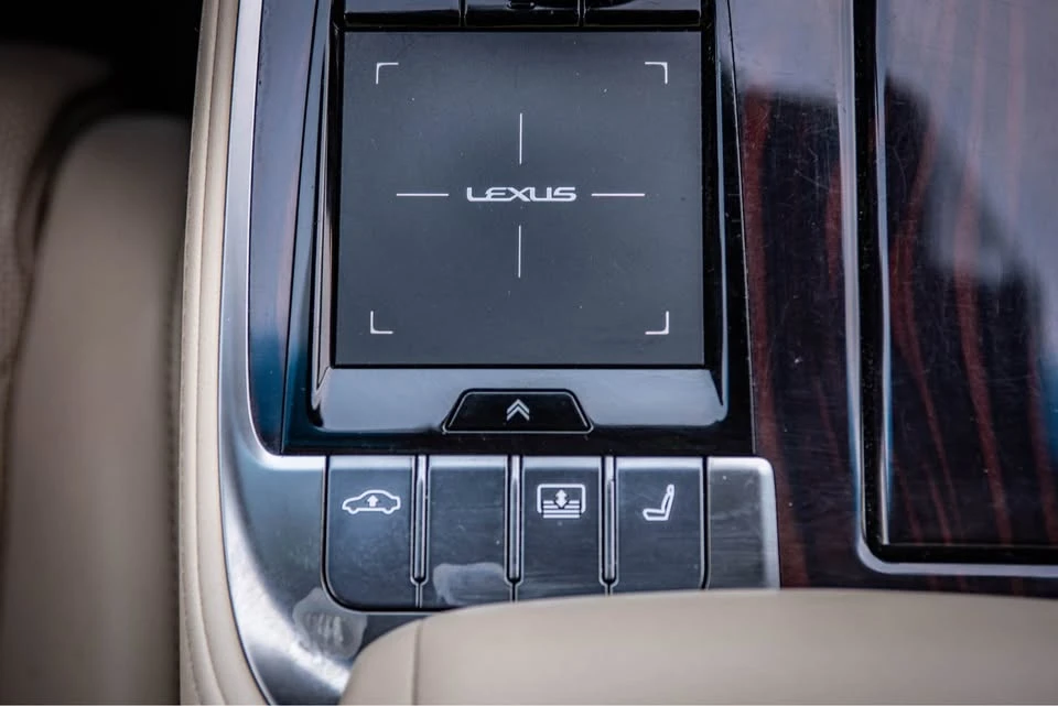 2018 Lexus LS 5th Gen - Image 13 of 20