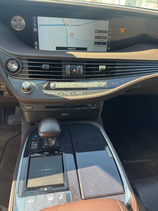 2018 Lexus LS - Image 8 of 11