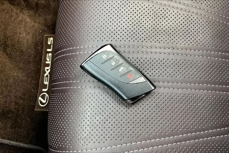 2018 Lexus LS 5th Gen - Image 11 of 20