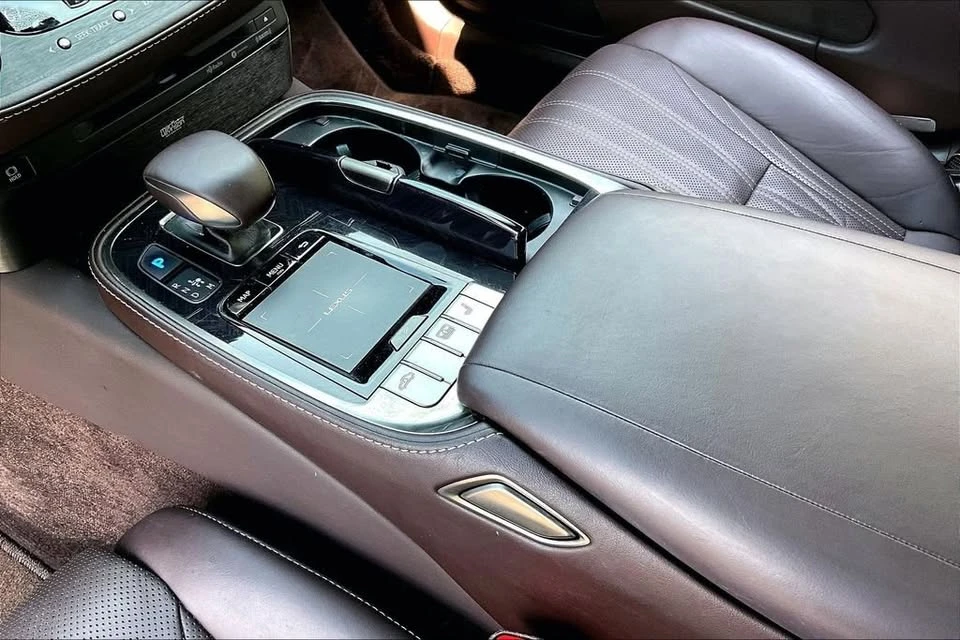 2018 Lexus LS 5th Gen - Image 15 of 20