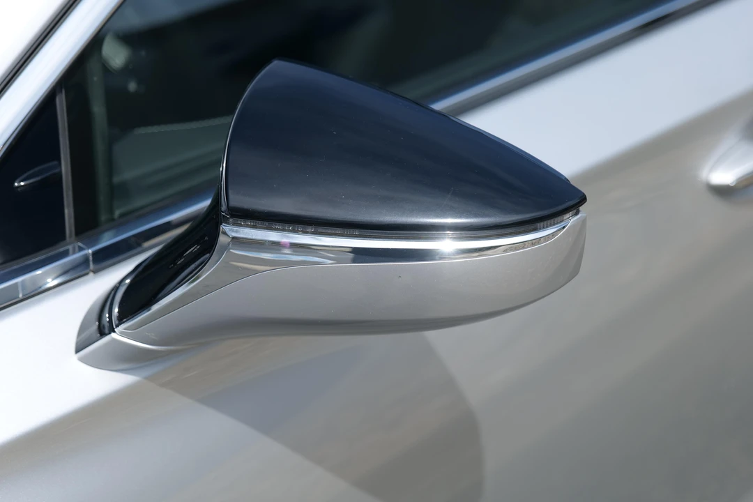 2018 Lexus LS 5th Gen - Image 17 of 29
