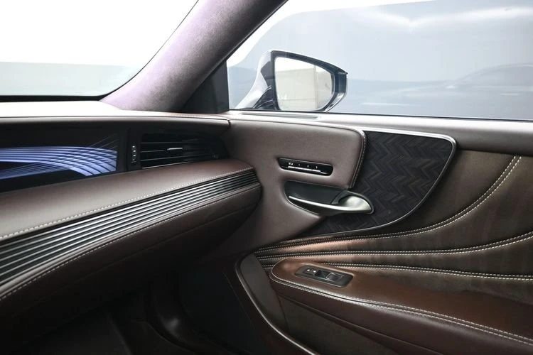 2018 Lexus LS 5th Gen - Image 9 of 20