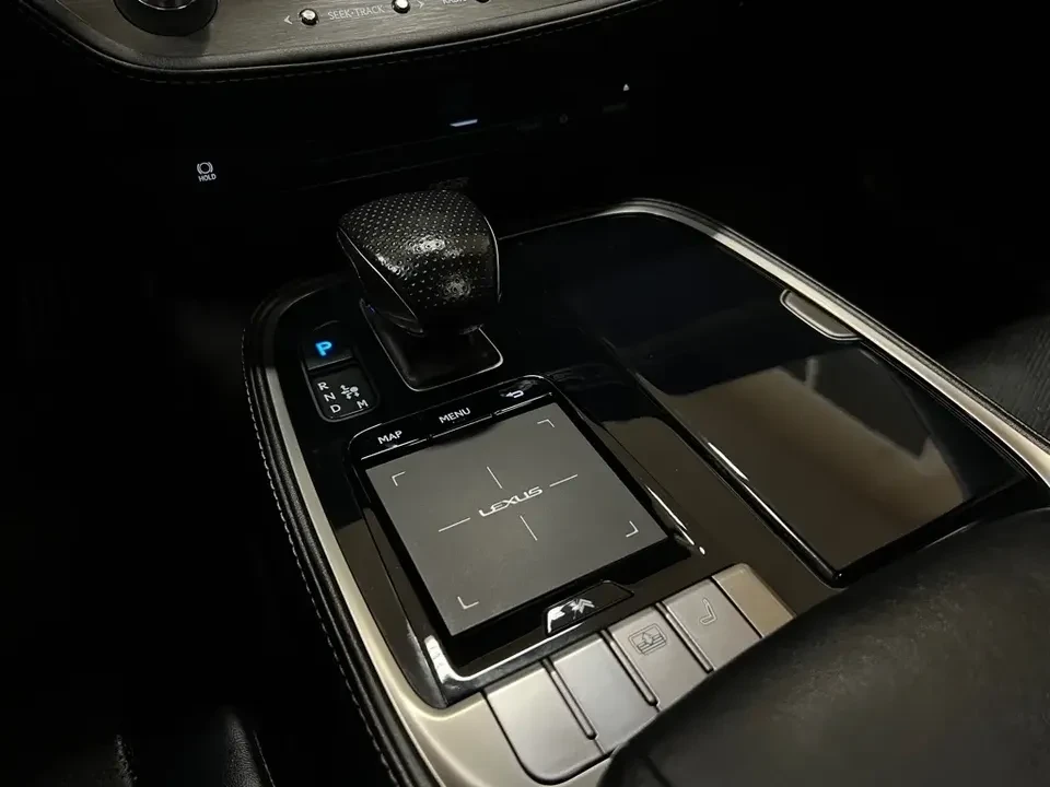 2018 Lexus LS 5th Gen - Image 17 of 18