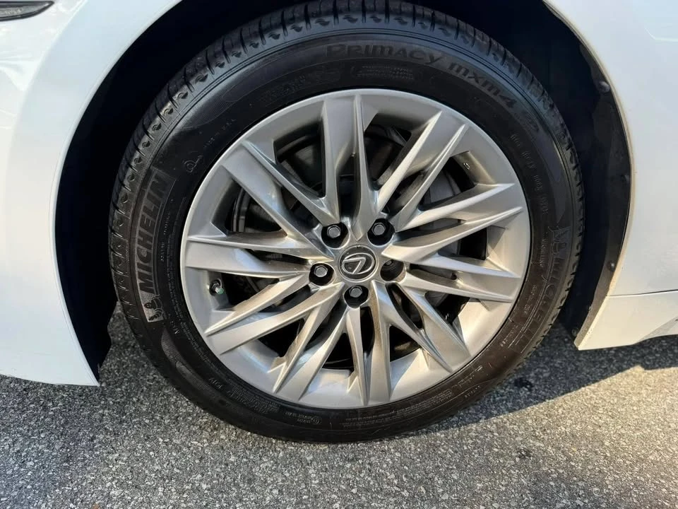 2018 Lexus LS 5th Gen - Image 19 of 20