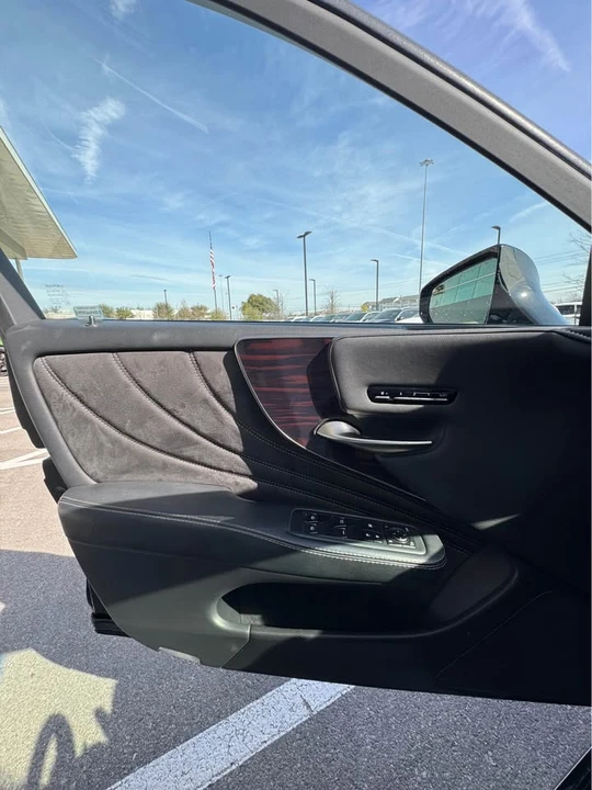 2018 Lexus LS 5th Gen - Image 15 of 16