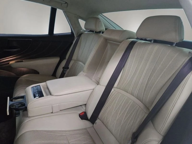 2018 Lexus LS 5th Gen - Image 14 of 20