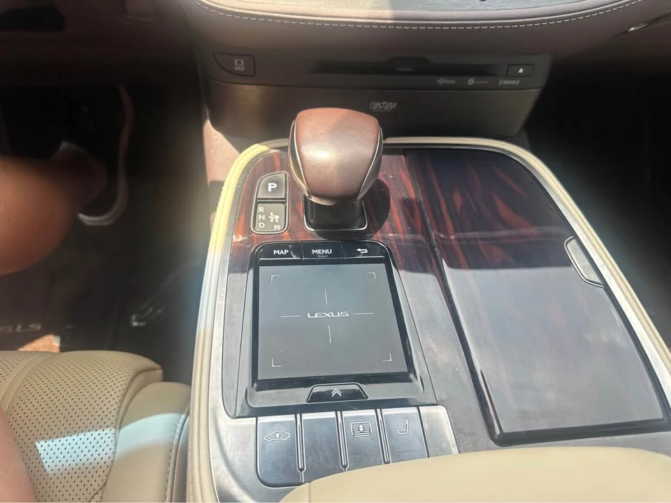 2018 Lexus LS 5th Gen - Image 15 of 20