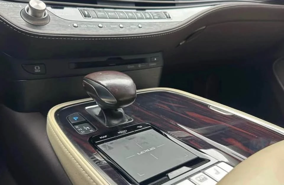 2018 Lexus LS 5th Gen - Image 8 of 12