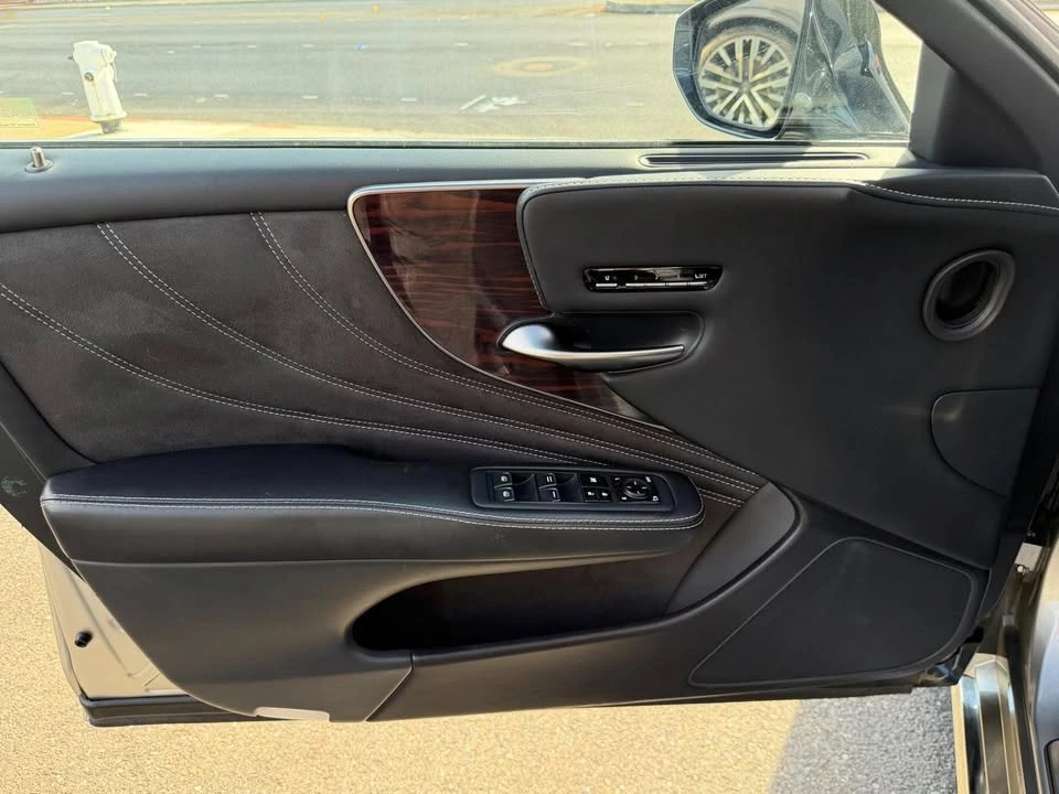 2018 Lexus LS 5th Gen - Image 16 of 20