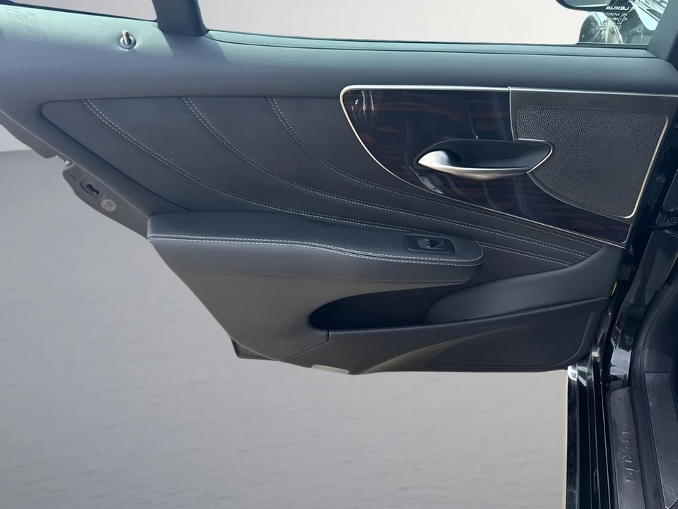 2018 Lexus LS 5th Gen - Image 30 of 31