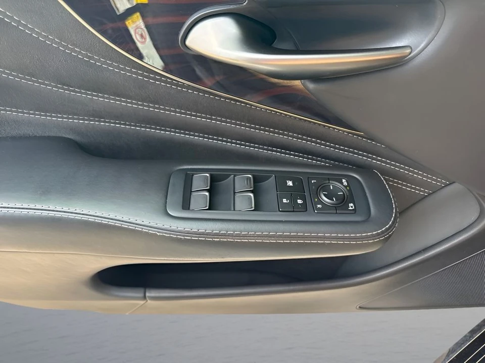2018 Lexus LS 5th Gen - Image 29 of 31