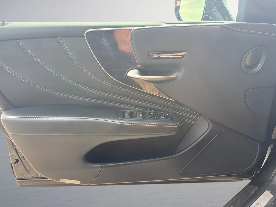 2018 Lexus LS 5th Gen - Image 28 of 31