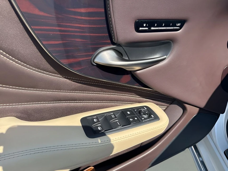 2018 Lexus LS 5th Gen - Image 28 of 31