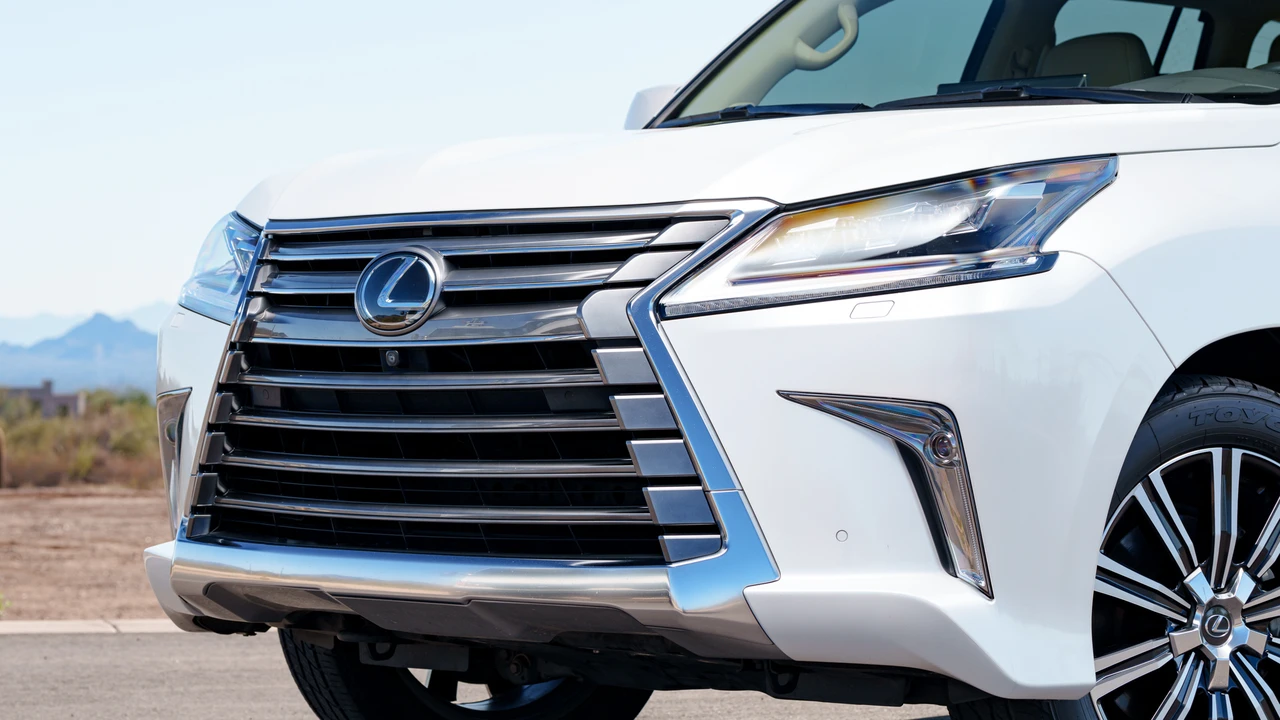 2018 Lexus LX 3rd Gen - Image 23 of 31