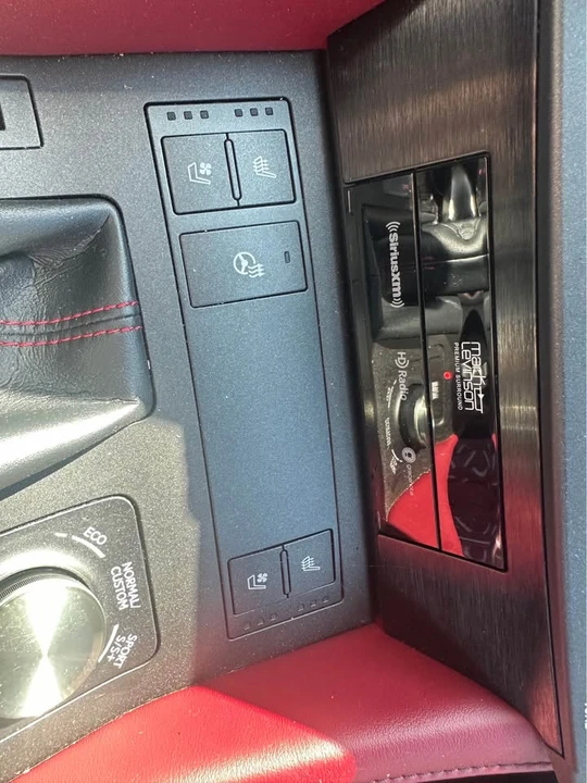 2018 Lexus RC - Image 9 of 10