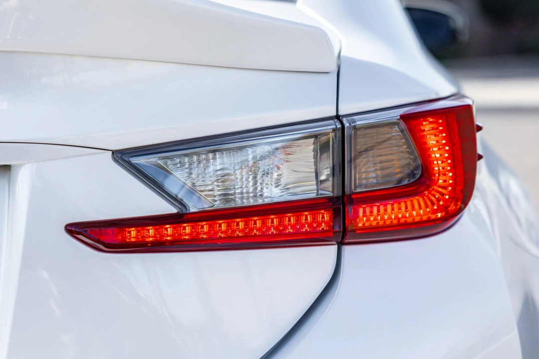 2018 Lexus RC - Image 17 of 31