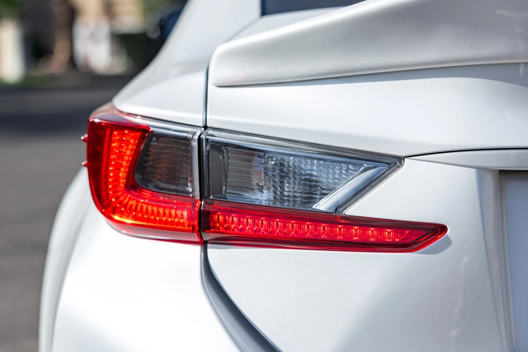 2018 Lexus RC - Image 17 of 31