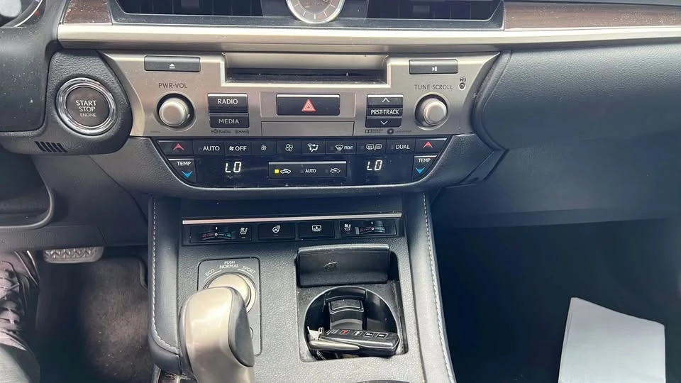2018 Lexus ES 6th Gen - Image 17 of 19