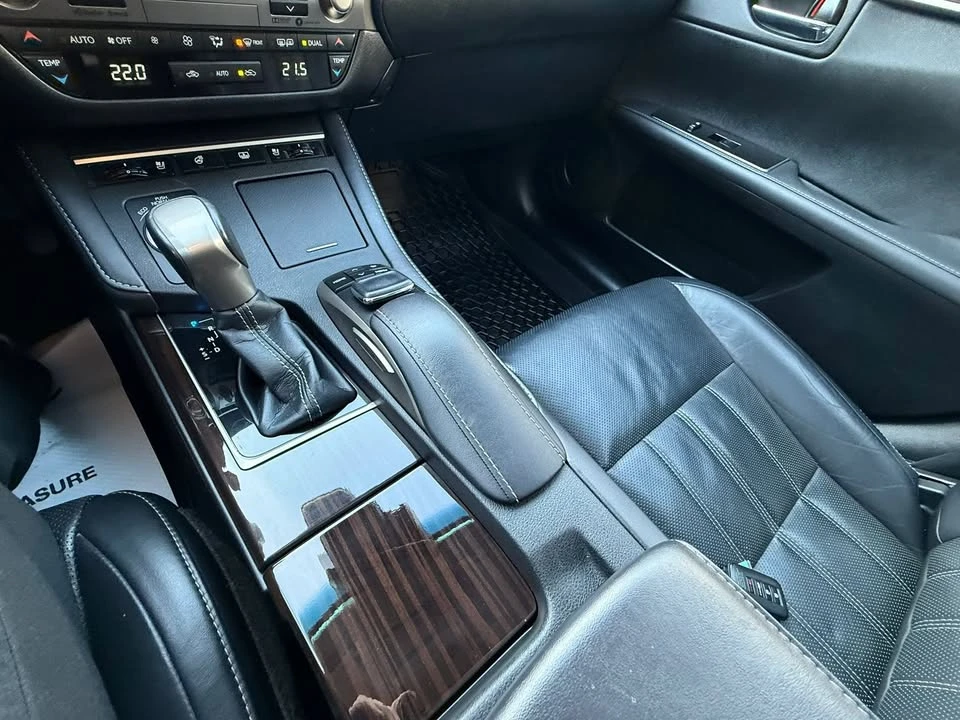 2018 Lexus ES 6th Gen - Image 11 of 20
