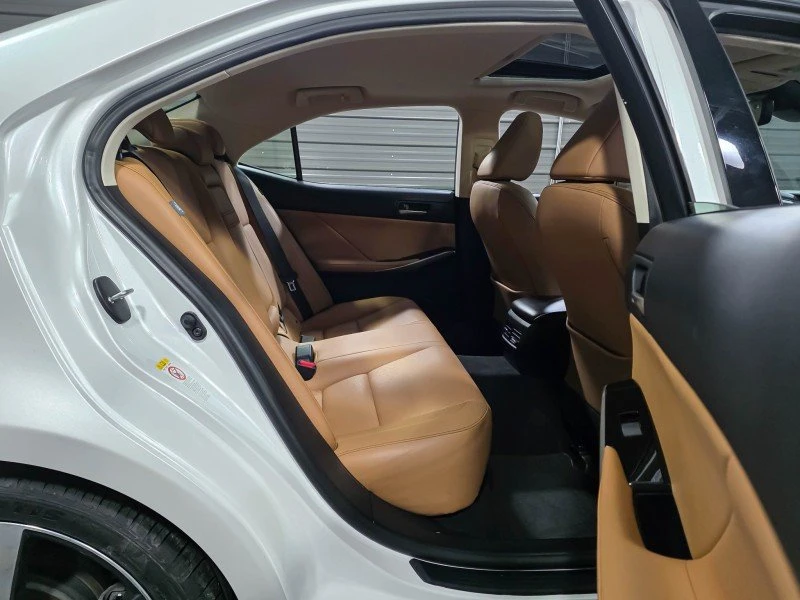2018 Lexus IS 3rd Gen - Image 15 of 20