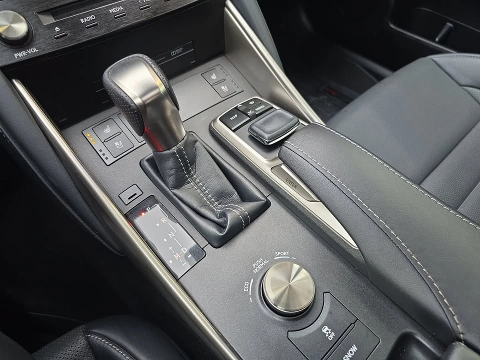 2018 Lexus IS 3rd Gen - Image 16 of 20