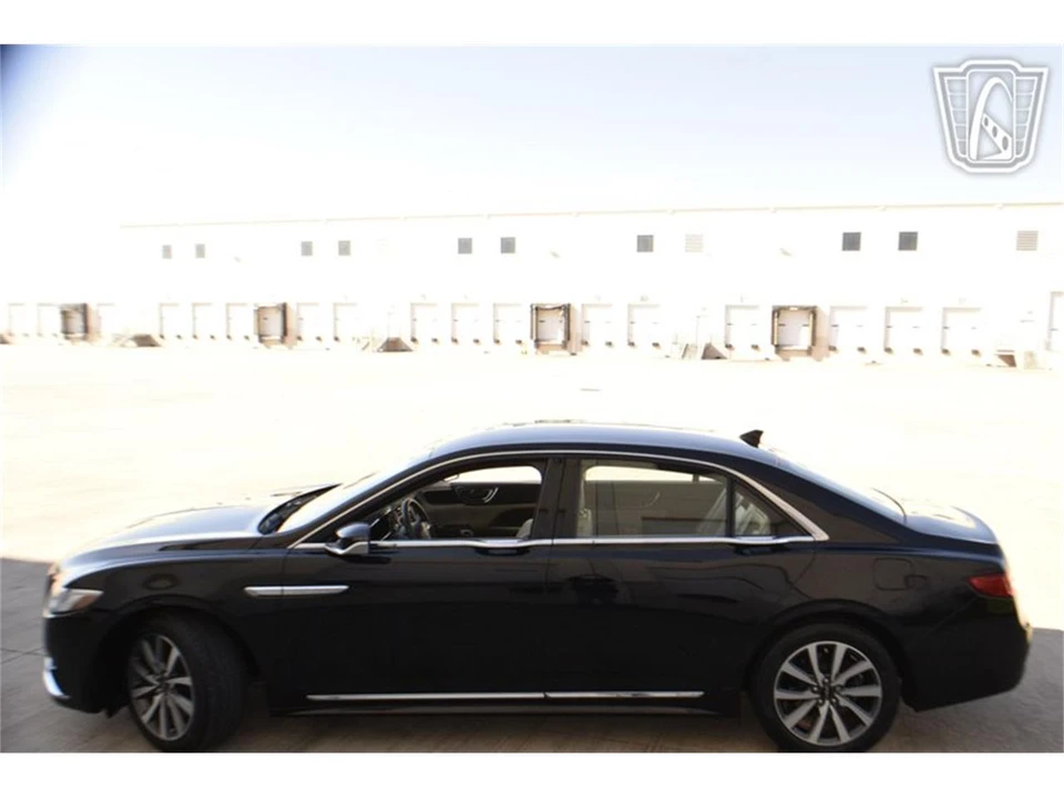 2018 Lincoln Continental 10th Gen - Image 2 of 31