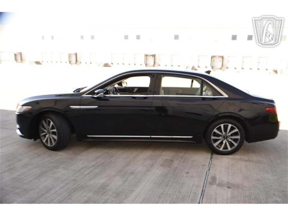 2018 Lincoln Continental 10th Gen - Image 3 of 31