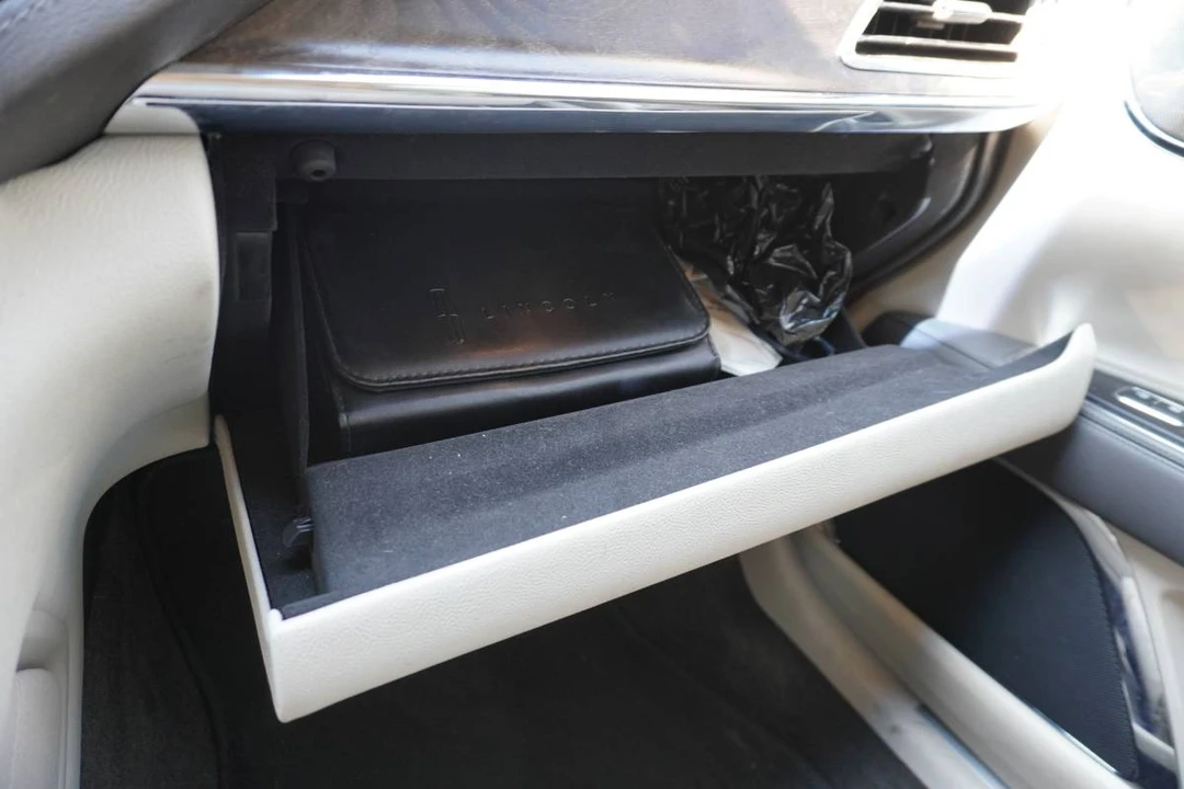 2018 Lincoln Continental 10th Gen - Image 7 of 24
