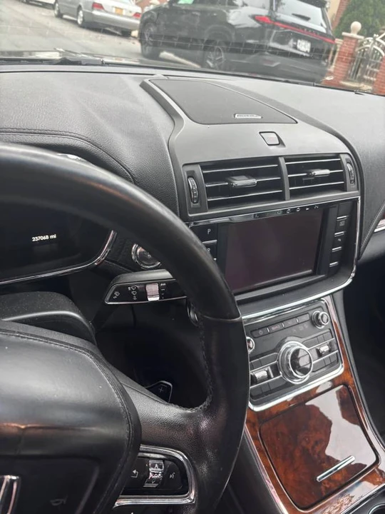 2018 Lincoln Continental 10th Gen - Image 11 of 12