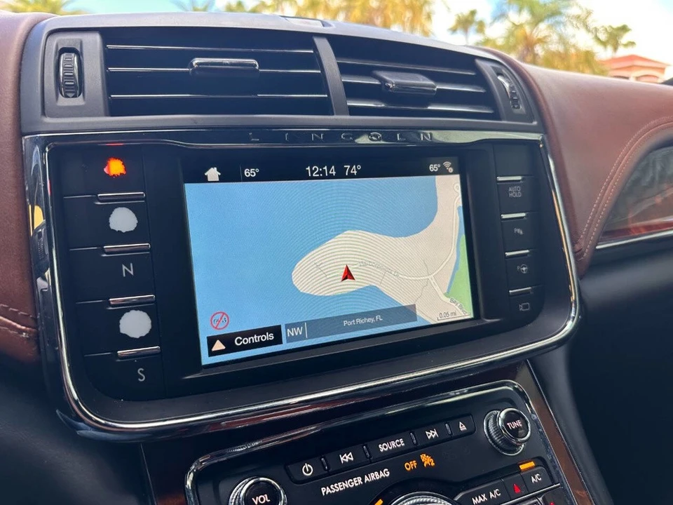 2018 Lincoln Continental 10th Gen - Image 19 of 21