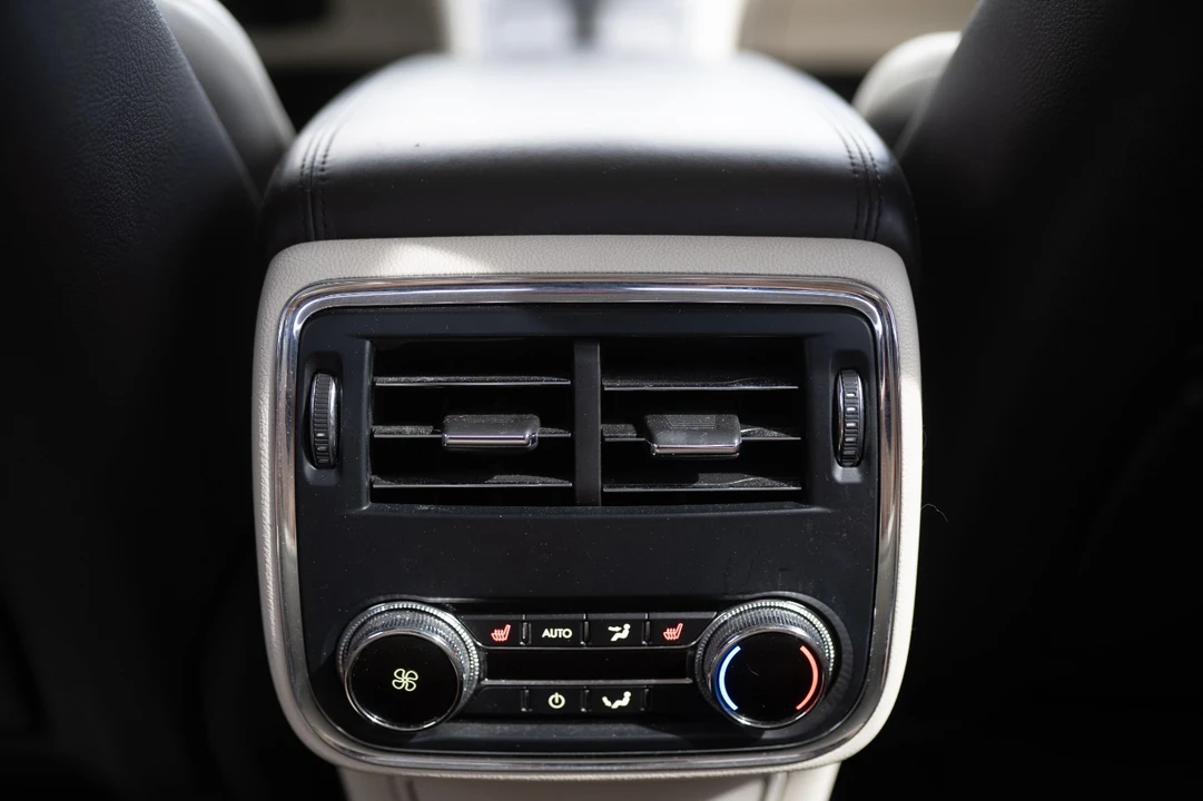 2018 Lincoln Continental 10th Gen - Image 17 of 21