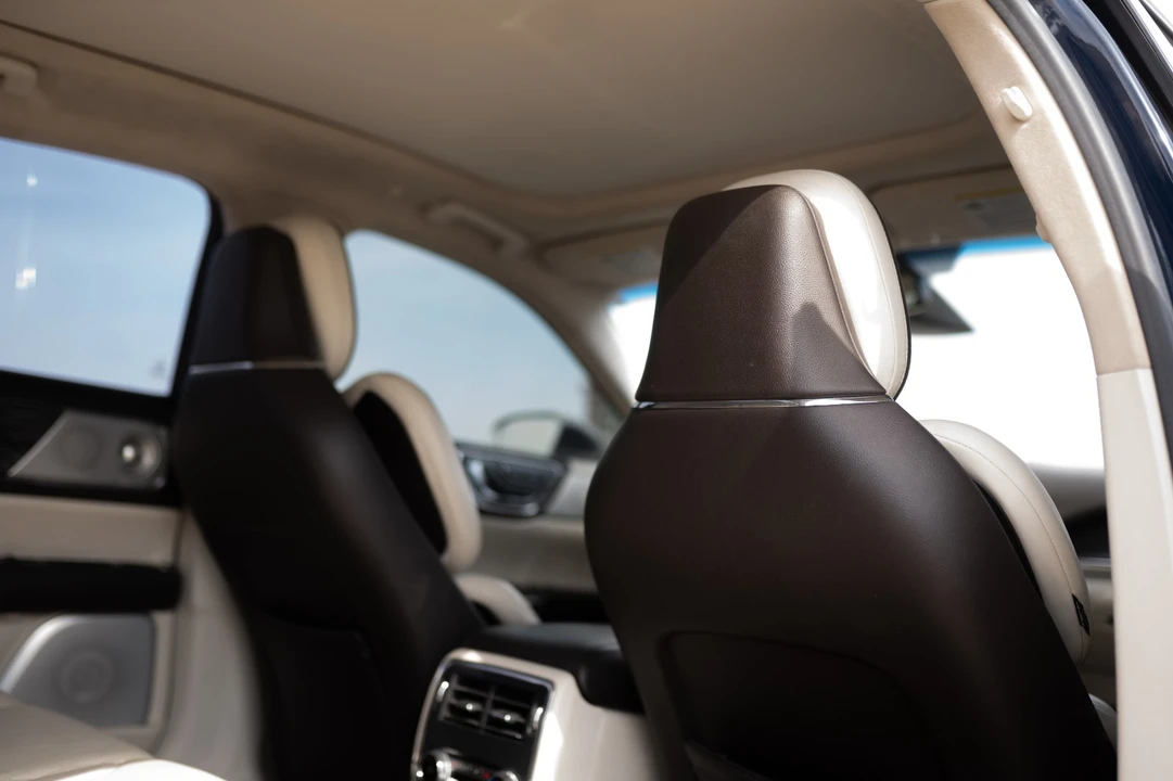 2018 Lincoln Continental 10th Gen - Image 15 of 21