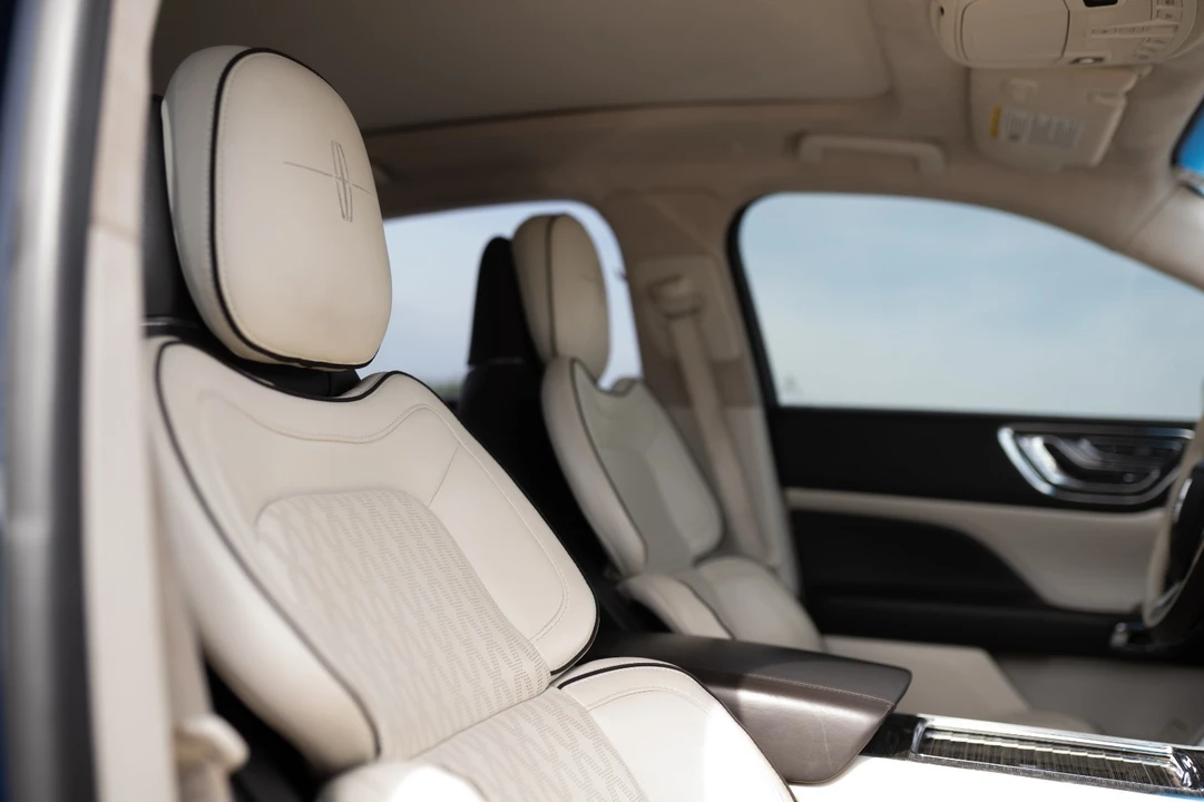 2018 Lincoln Continental 10th Gen - Image 11 of 21