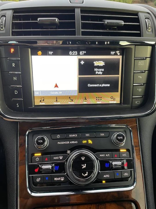 2018 Lincoln Continental 10th Gen - Image 14 of 21