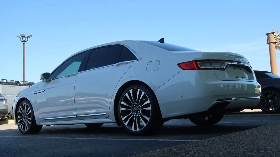 2018 Lincoln Continental 10th Gen - Image 13 of 20