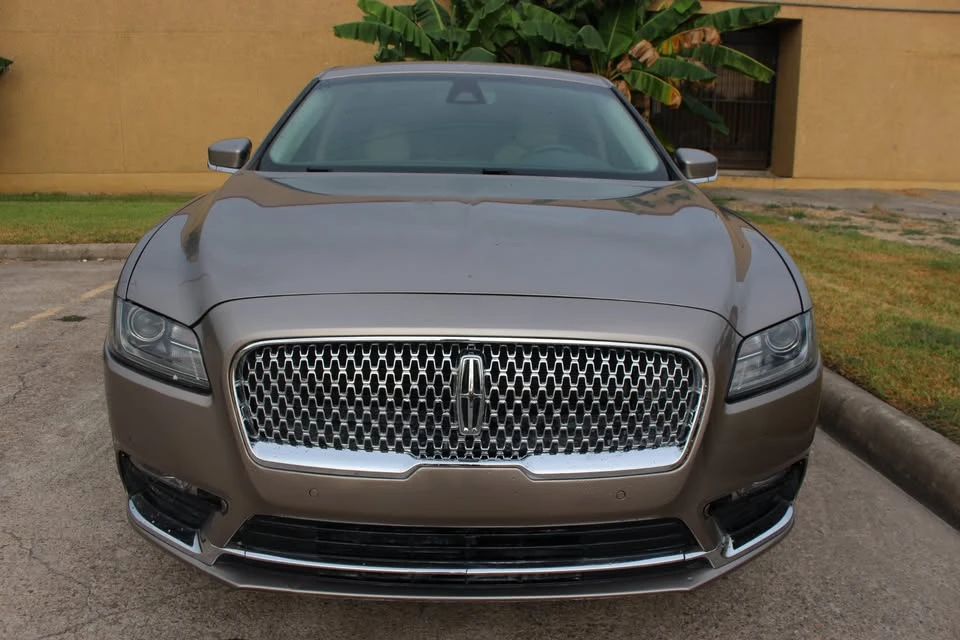 2018 Lincoln Continental 10th Gen - Image 2 of 20