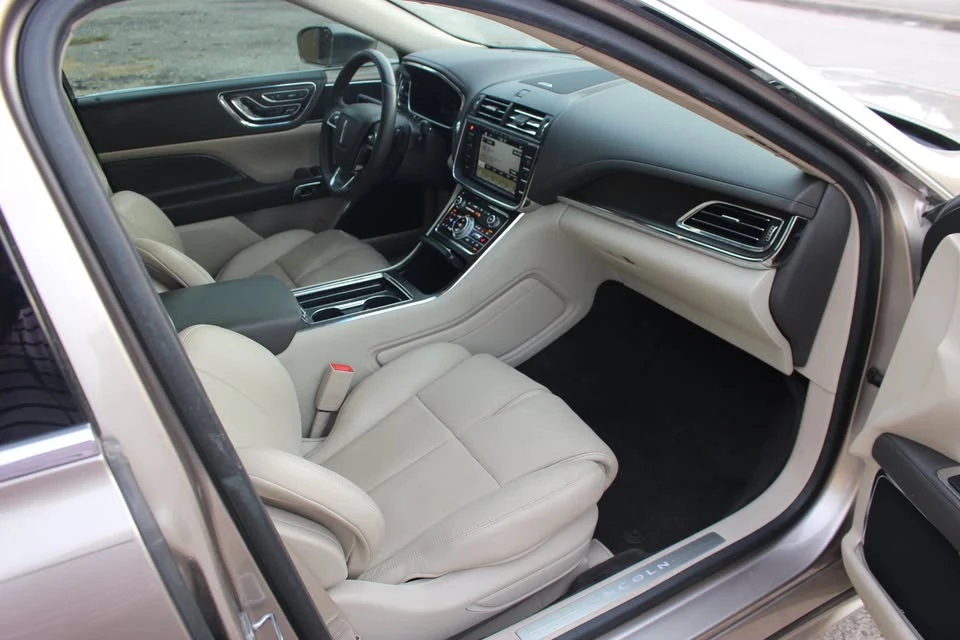 2018 Lincoln Continental 10th Gen - Image 13 of 20