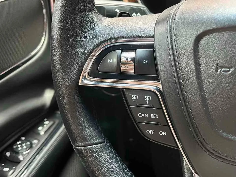 2018 Lincoln Continental 10th Gen - Image 11 of 20