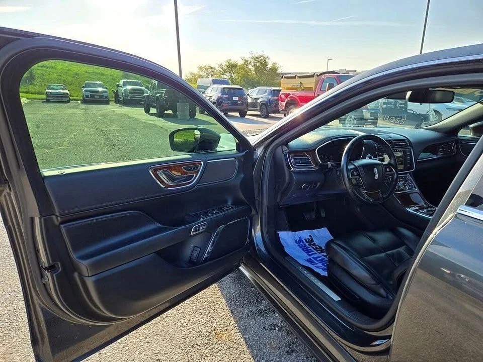 2018 Lincoln Continental 10th Gen - Image 13 of 20