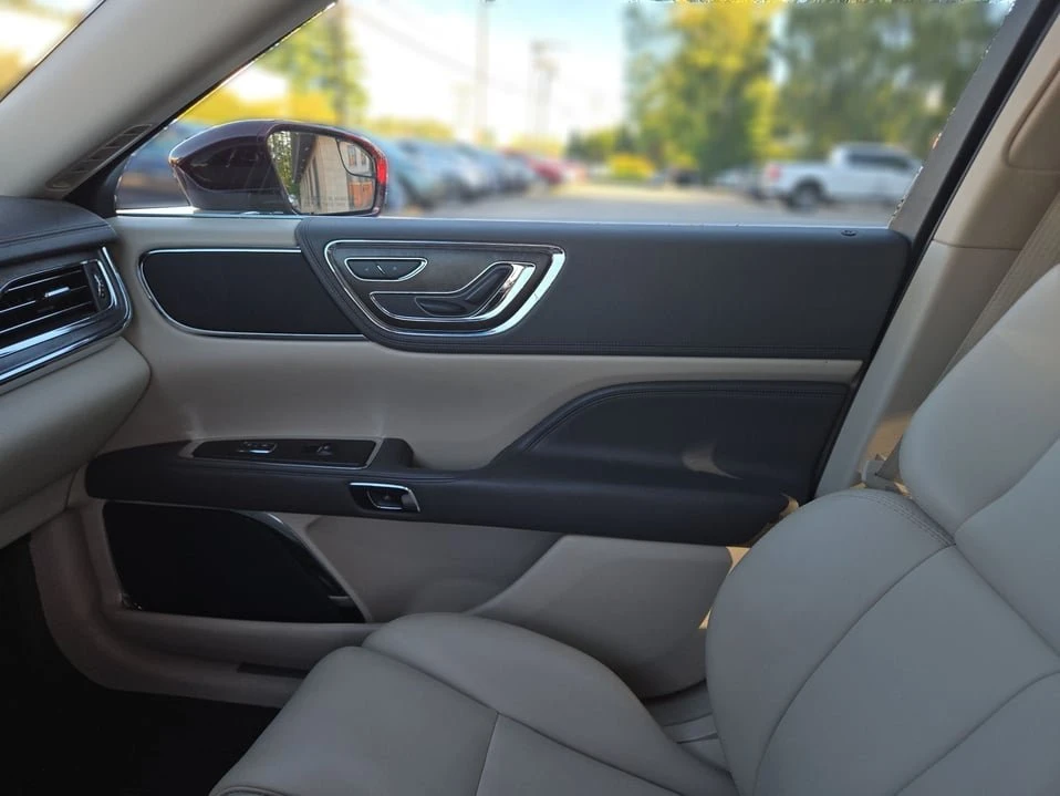 2018 Lincoln Continental 10th Gen - Image 17 of 20