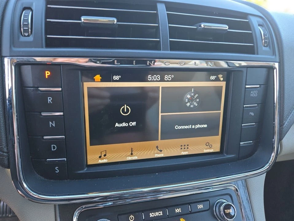 2018 Lincoln Continental 10th Gen - Image 13 of 20