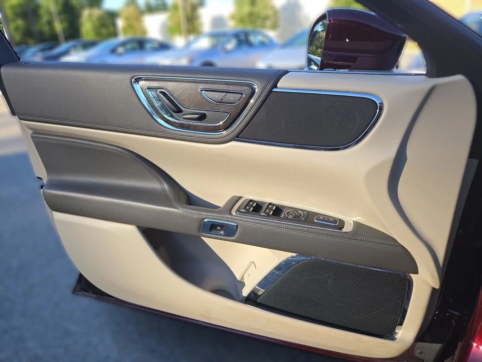 2018 Lincoln Continental 10th Gen - Image 11 of 20