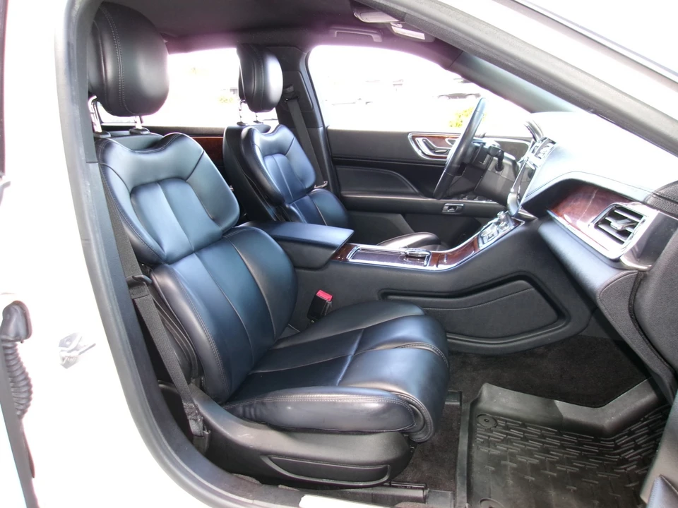 2018 Lincoln Continental 10th Gen - Image 16 of 20
